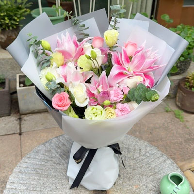 安阳9朵玫瑰混搭百合，爱恋纯真无邪